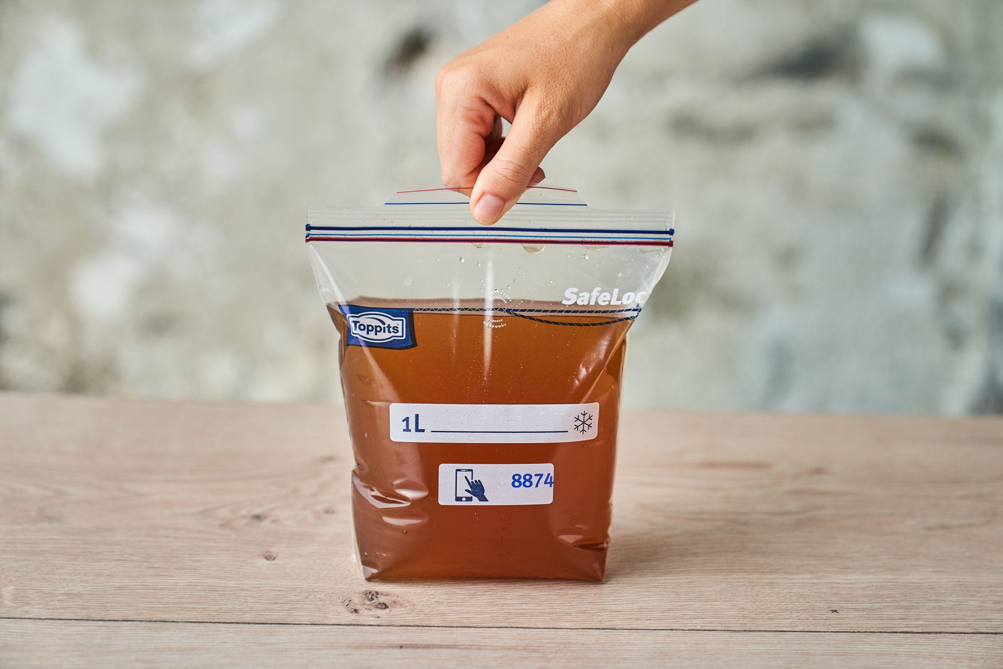 Koka din egen grönsaksbuljong av rester - så här gör du!