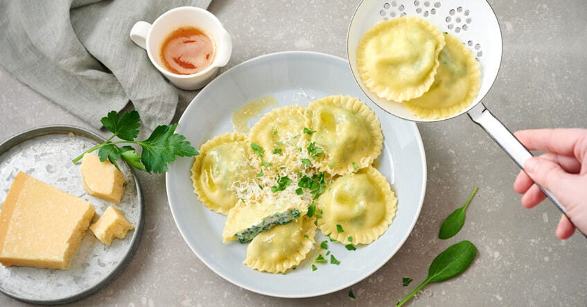 Gör din egen raviolli spenatricotta: ett enkelt recept