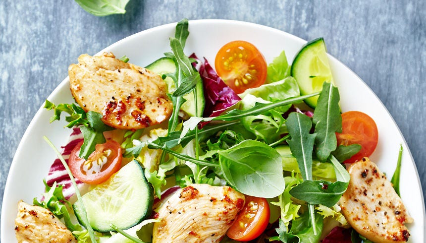 Fräsch sallad med kycklingbröst – snabbgjord och utsökt