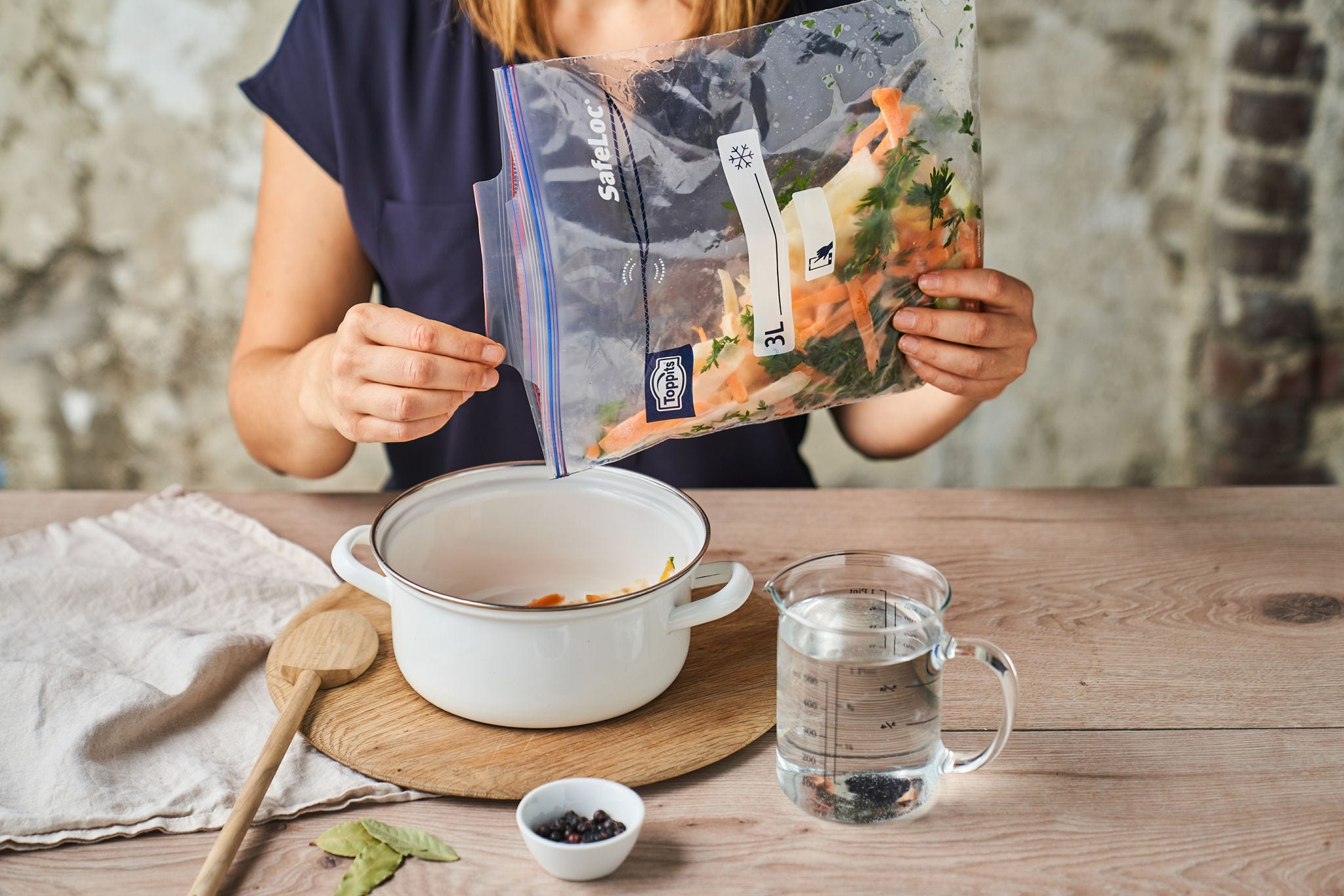 Koka din egen grönsaksbuljong av rester - så här gör du!