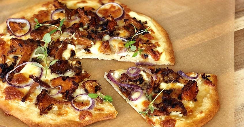 Kantarellpizza bianco med crème fraiche