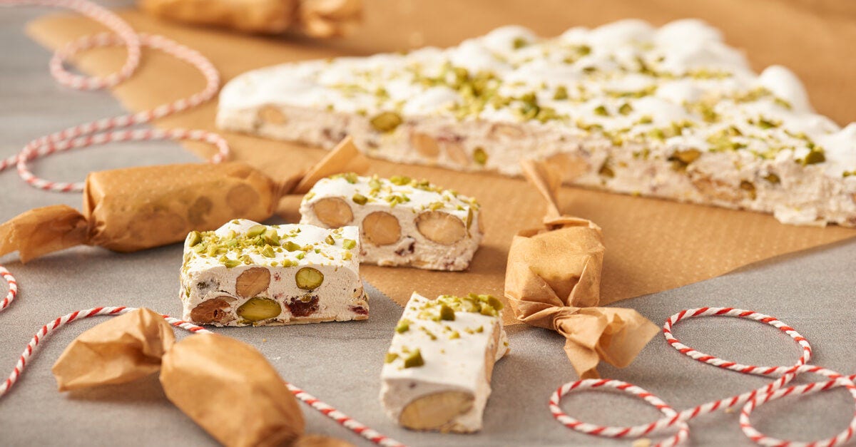 Hemlagad vit nougat med mandel och pistagenötter