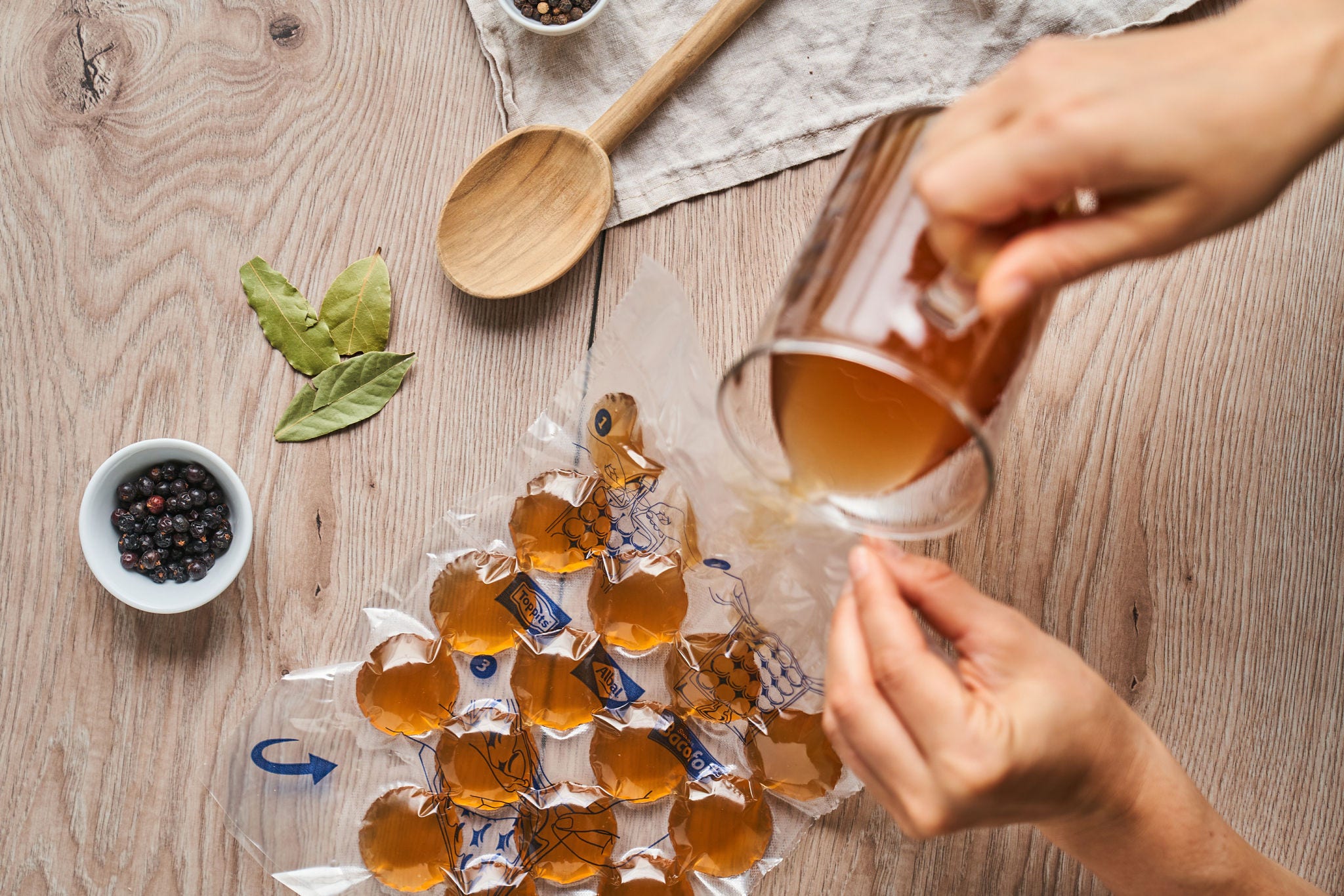 Koka din egen grönsaksbuljong av rester - så här gör du!