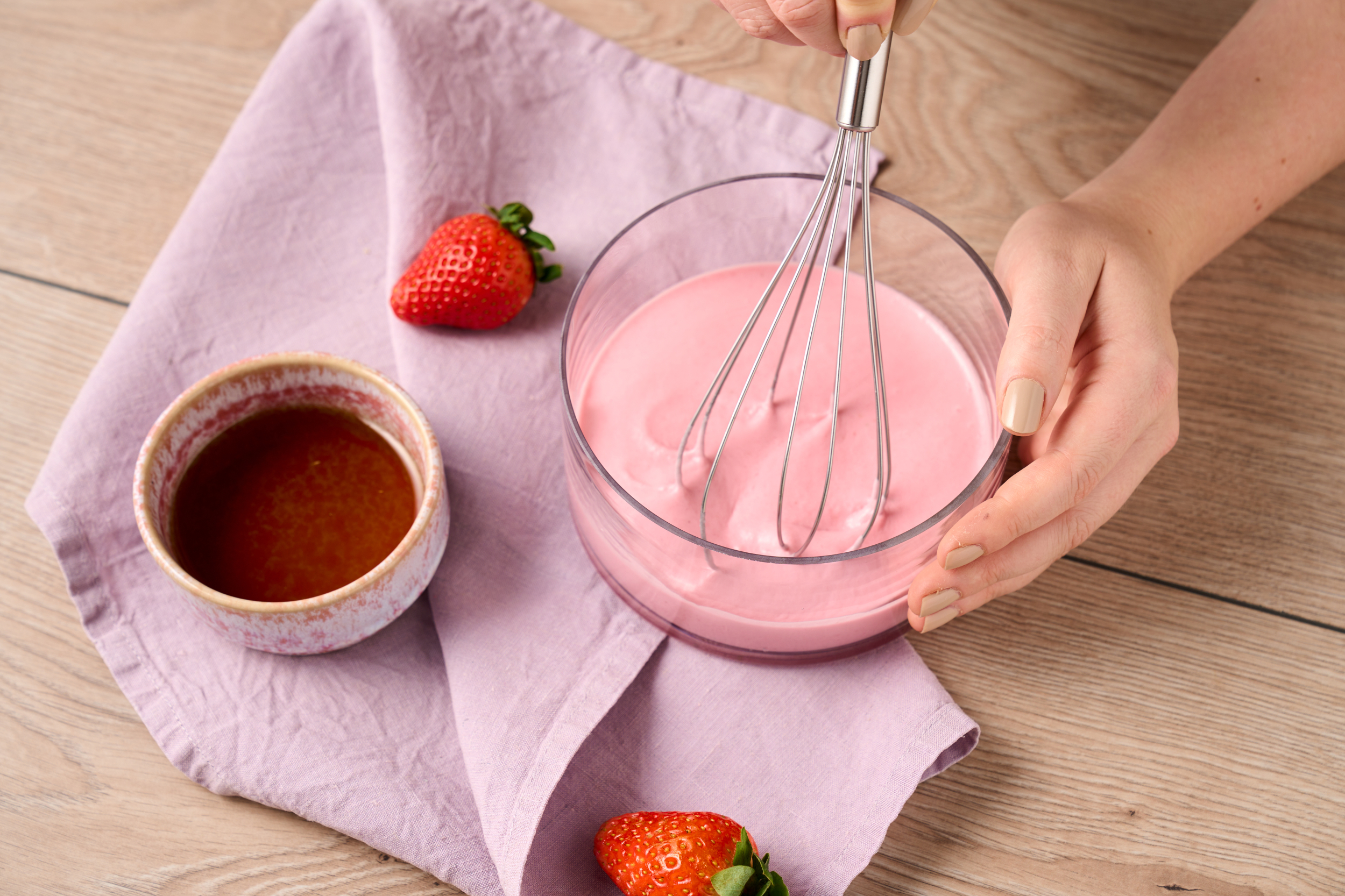 Fruktig dessert med jordgubbar och kokosmjölk i glas