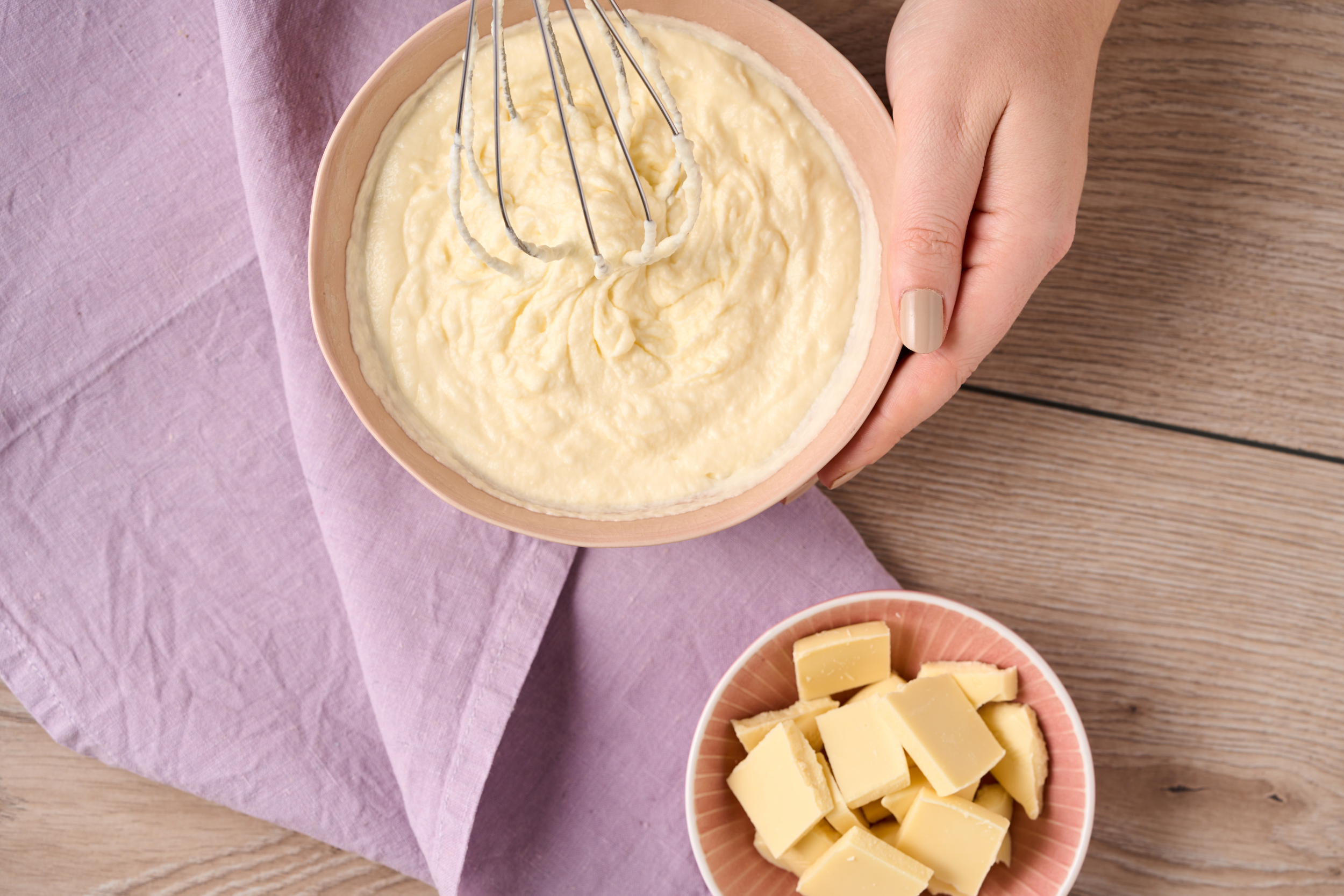 Fruktig dessert med jordgubbar och kokosmjölk i glas
