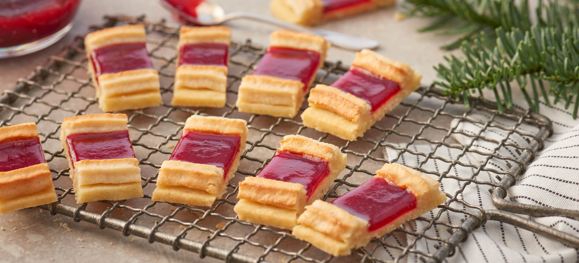 Syltkakor med marsipan – gott till julen eller fikat