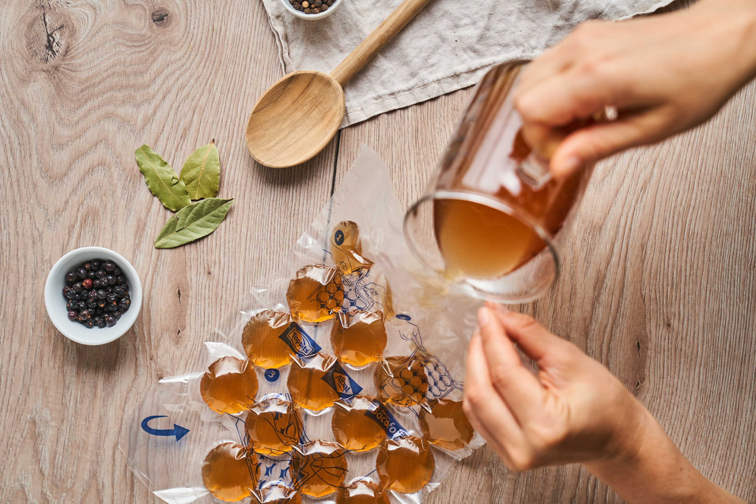 Koka din egen grönsaksbuljong av rester - så här gör du!