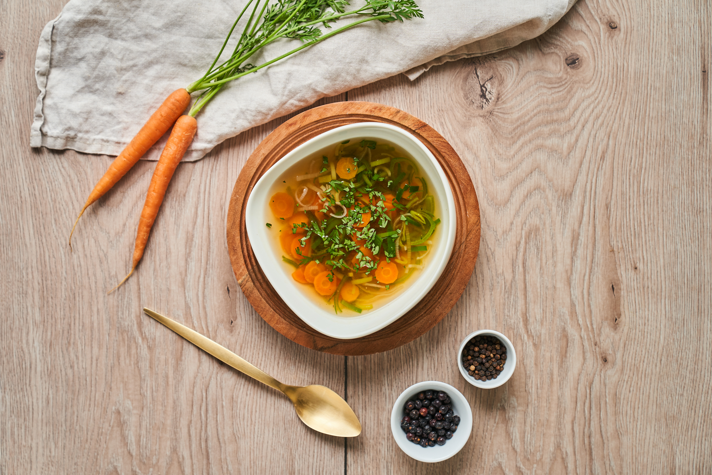 Koka din egen grönsaksbuljong av rester - så här gör du!