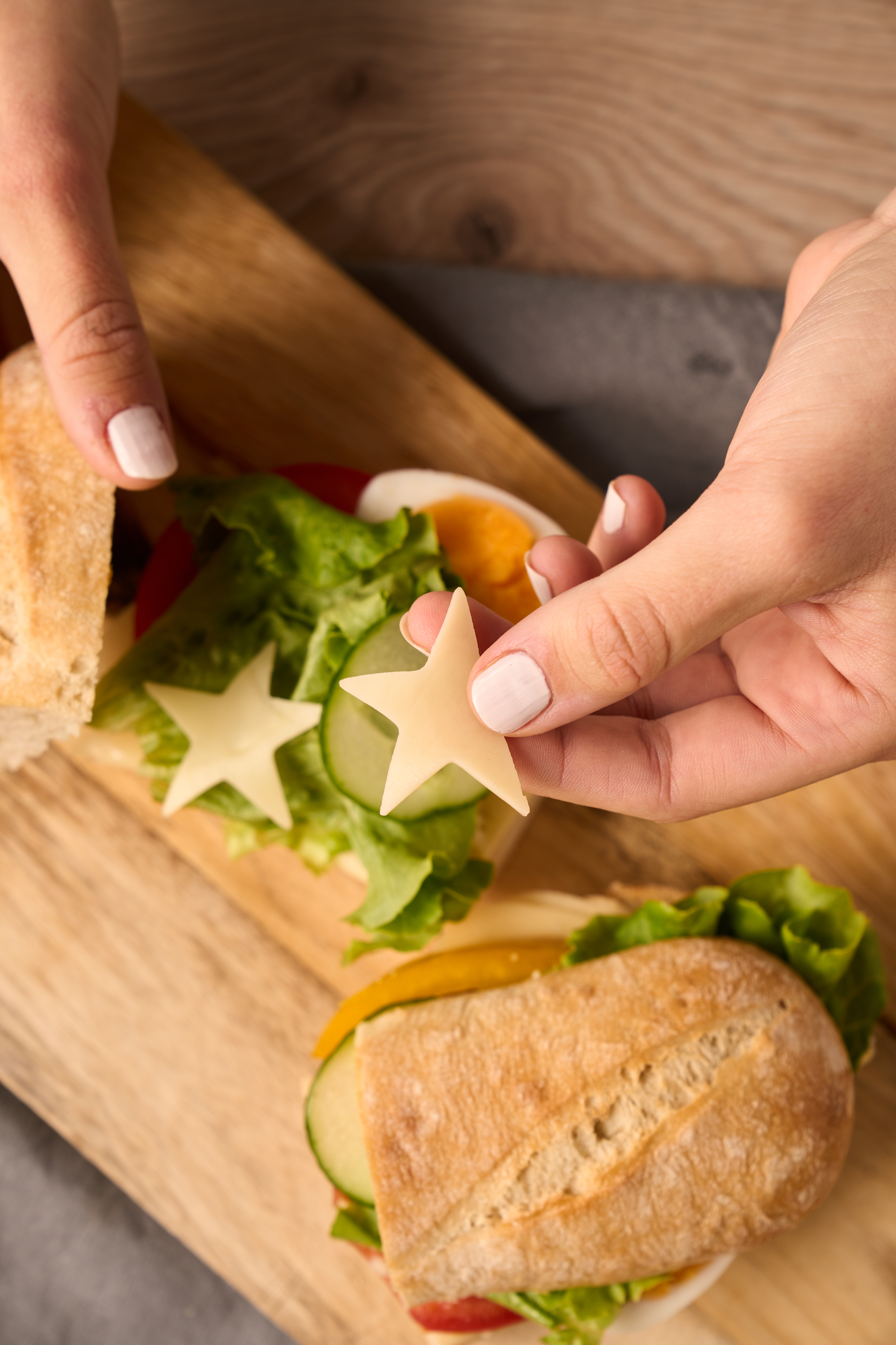 Ostbaguette med ägg och grönsaker – det perfekta mellanmålet