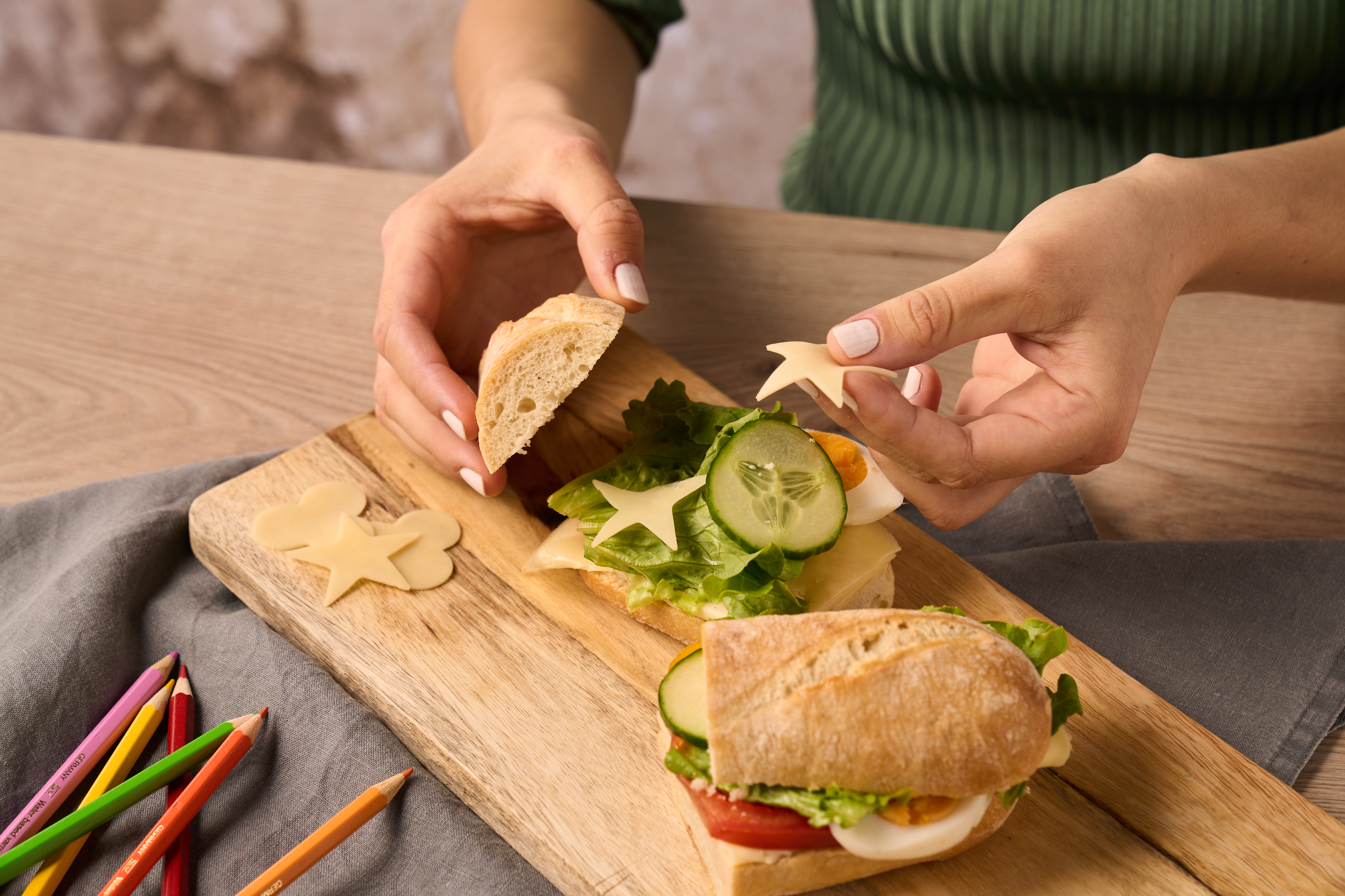 Ostbaguette med ägg och grönsaker – det perfekta mellanmålet