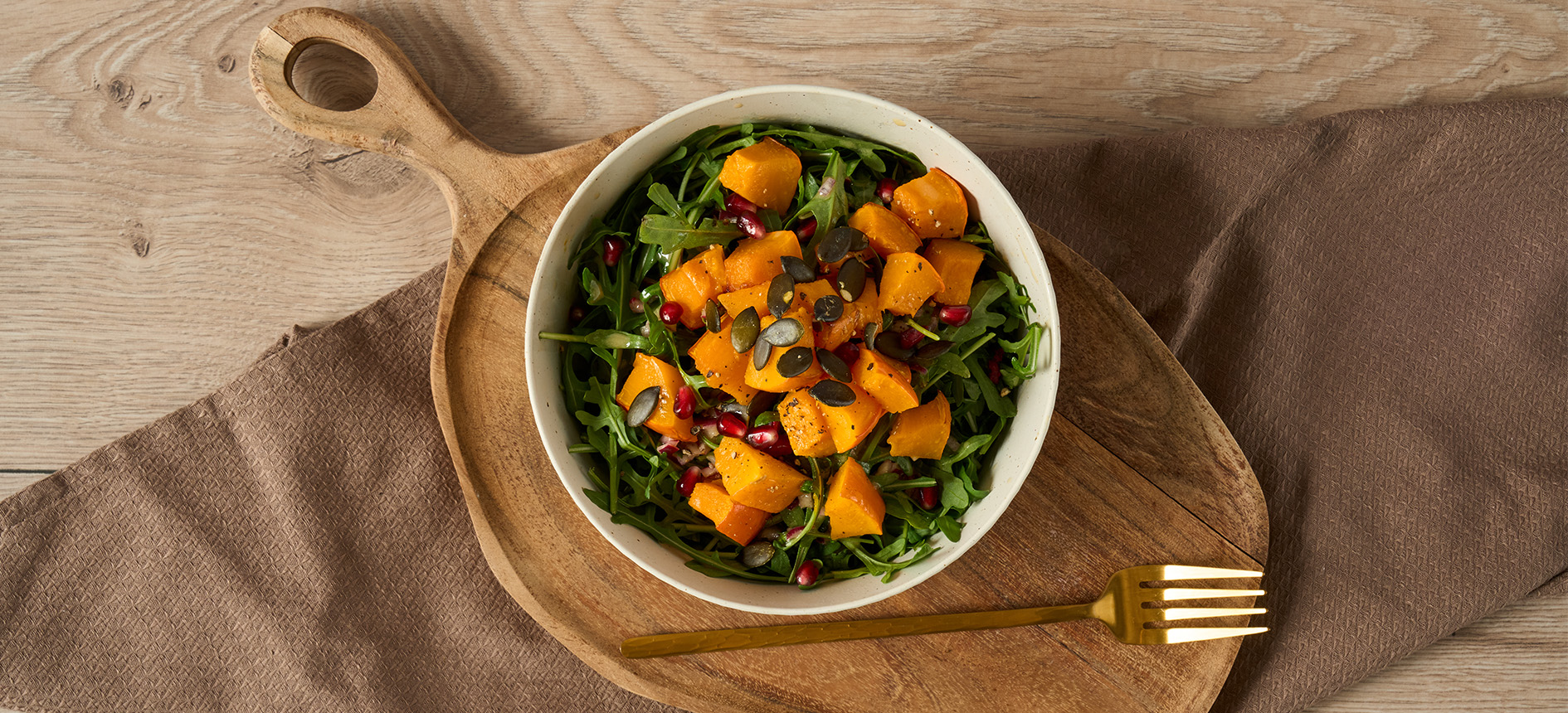 Höstsallad med ugnsrostad pumpa – krispig, näringsrik och full av smak