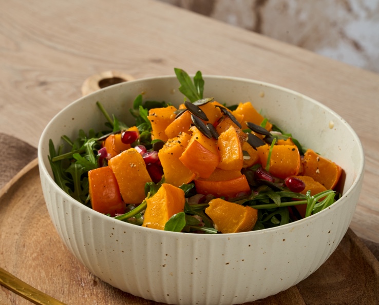 Höstsallad med ugnsrostad pumpa – krispig, näringsrik och full av smak