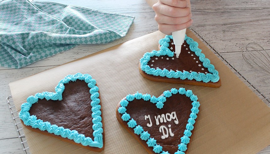 Dekorera pepparkakshjärtan med spritspåsar av bakplåtspapper