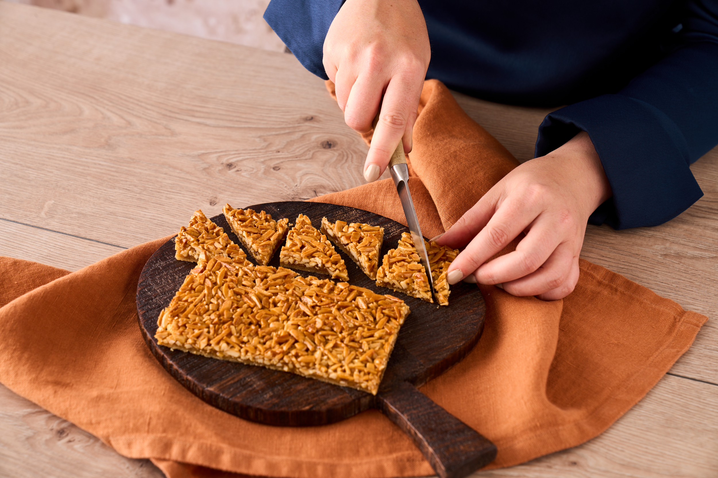 Nötkakor: jättgoda med aprikosmarmelad och mandel