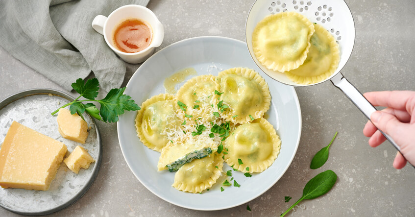Gör din egen raviolli spenatricotta: ett enkelt recept