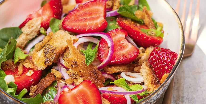 Spenatsallad med jordgubbar – det enkla sommarreceptet