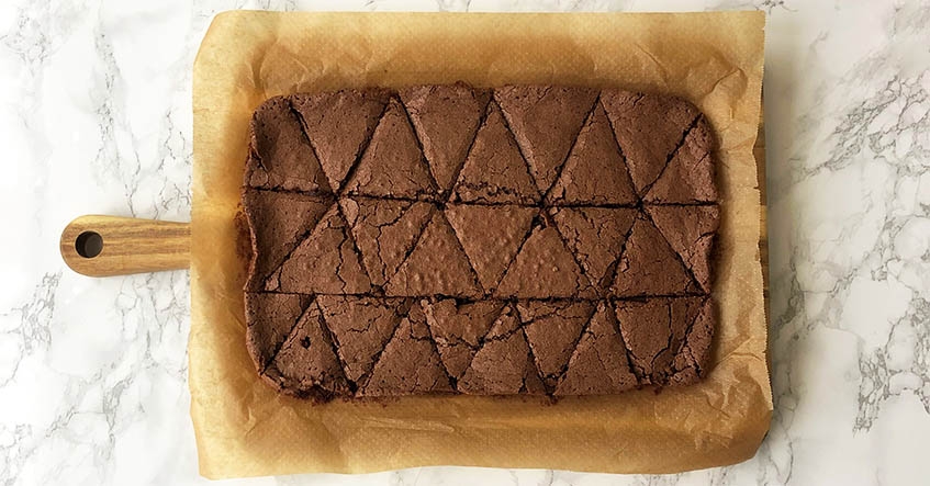 Brownies i bakform på bakplåtspapper med Toppits