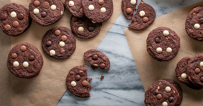 Chocolate chip cookies med tre sorters choklad på bakplåtspapper från Toppits
