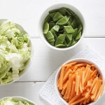 Färska grönsaker och sallad i skål med Toppits