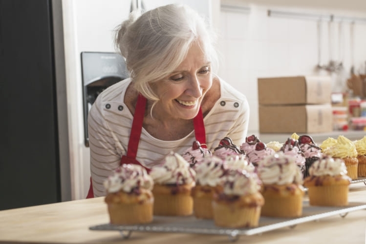 Frau freut sich über leckere Muffins