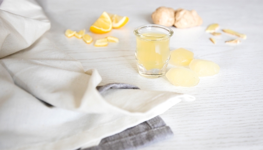 Frysta isbitar med ingefära och citron för att förhindra förkylningar