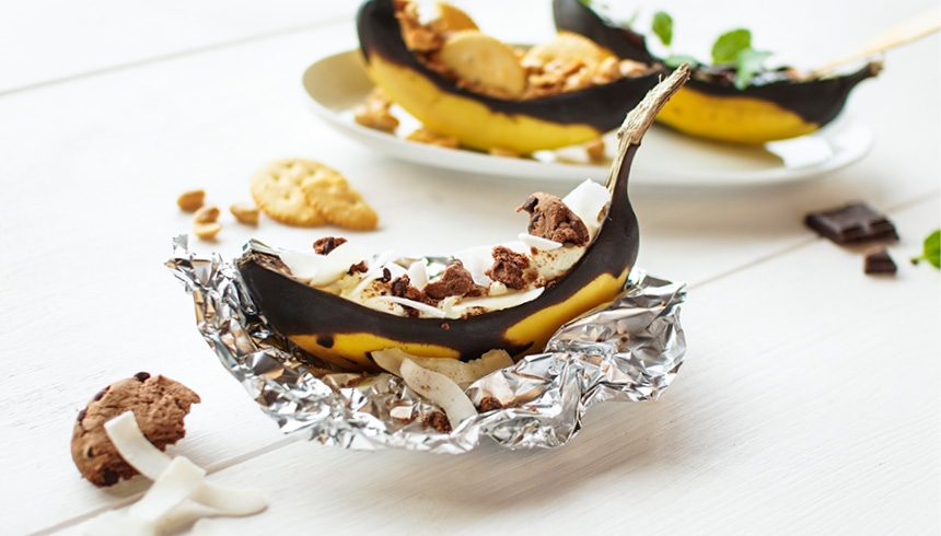 Grillad banan i aluminiumfolie med choklad, hasselnötter och vaniljglass