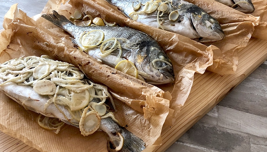 Grillad fisk med fänkål och citron i bakplåtspapper