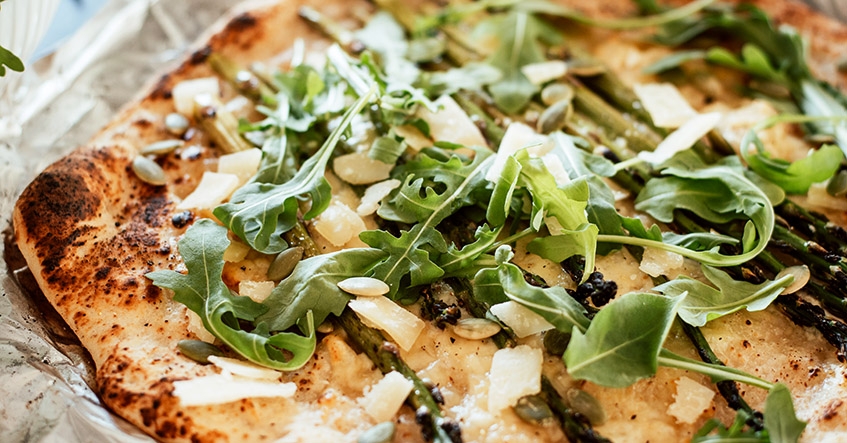 Grillad pizza på sommarens bbq på aluminiumfolie från Toppits med topping av parmesan, sparris och creme fraiche