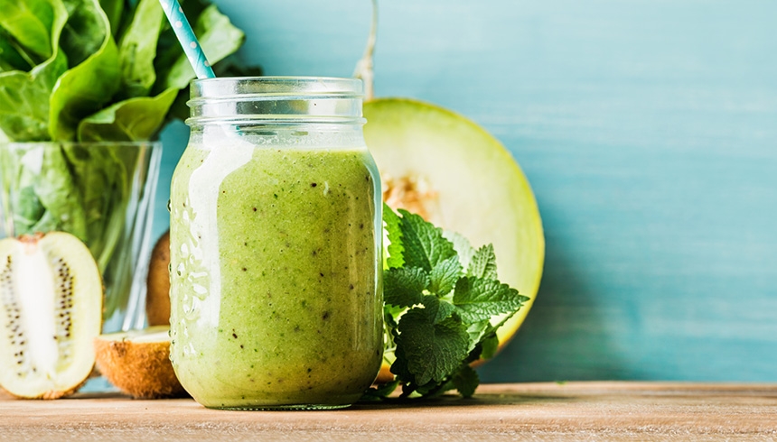 Grön, nyttig smoothie med salad, spenat och kiwi