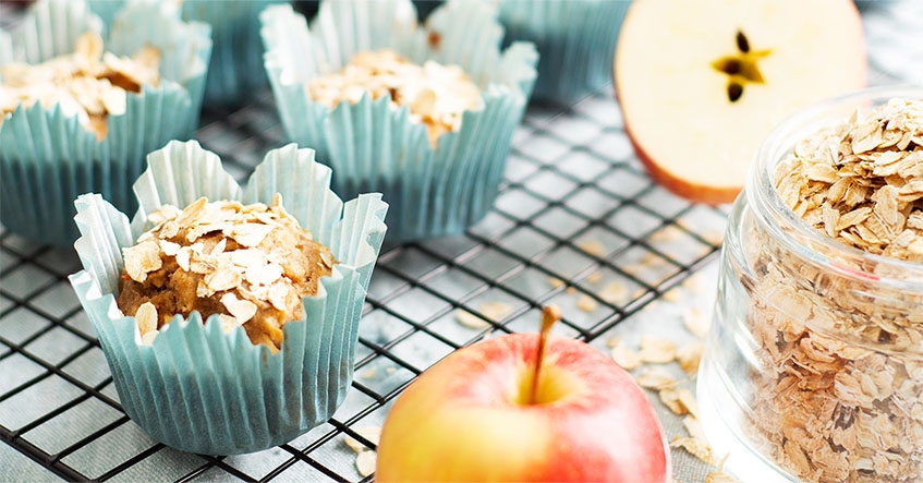 Hembakade muffins på gröt med kanel och äpple i Flower muffins-muffinsformar från Toppits