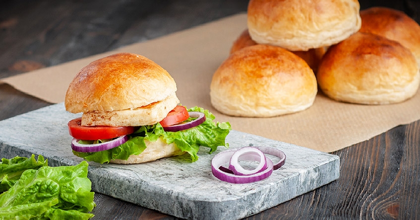 Hemmagjort hamburgerbröd med halloumi på bakplåtspapper från Toppits