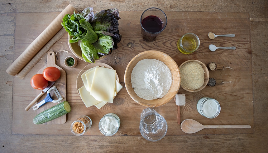 Ingredienser till grönsaksburgare på falafel med bröd av rödbeta