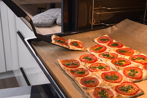 Minipizza med tomat i ugn på bakplåtspapper från Toppits®