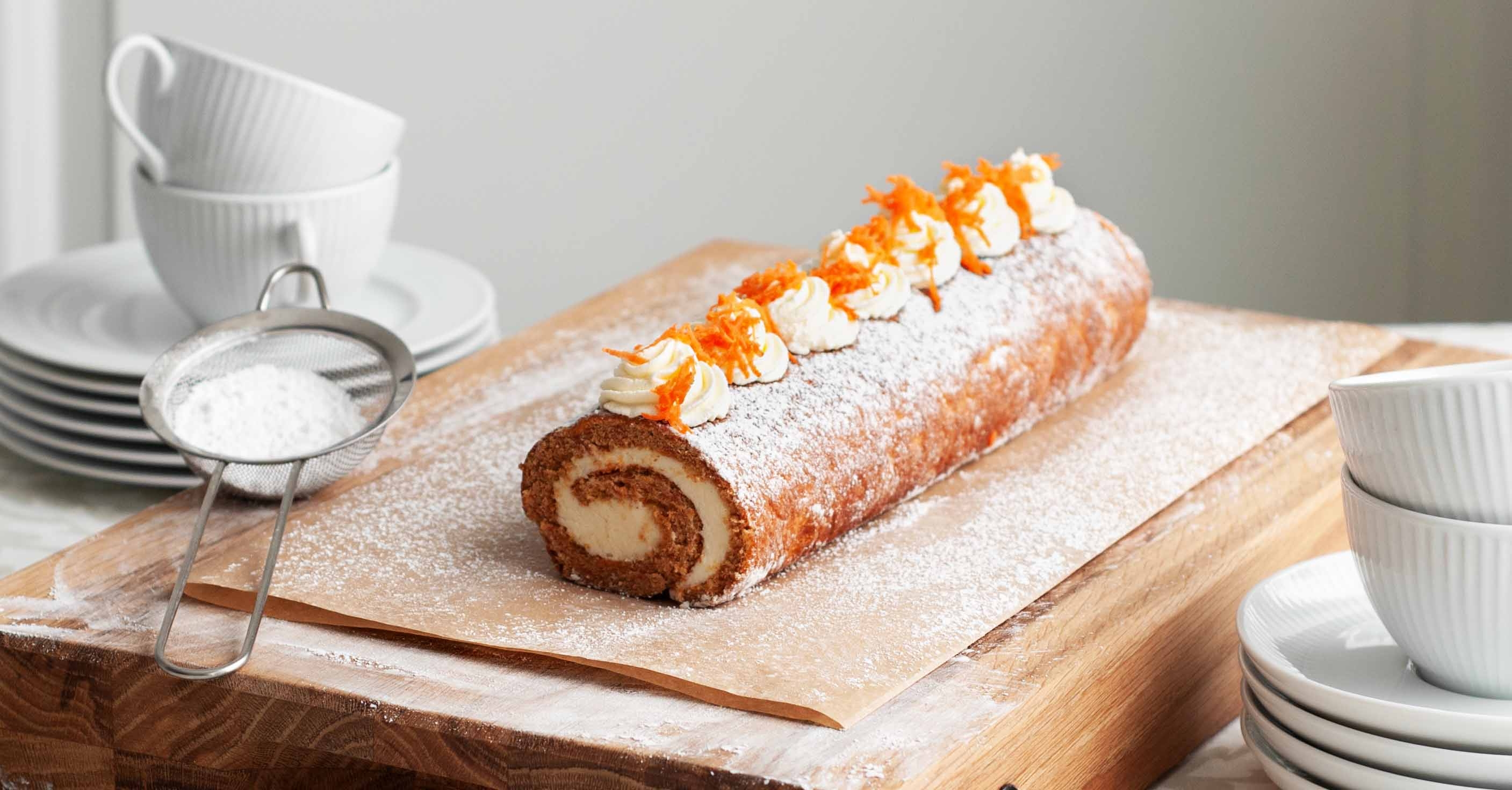 Morotsrulltårta med krämig frosting och syrlig fyllning på Toppits bakplåtspapper