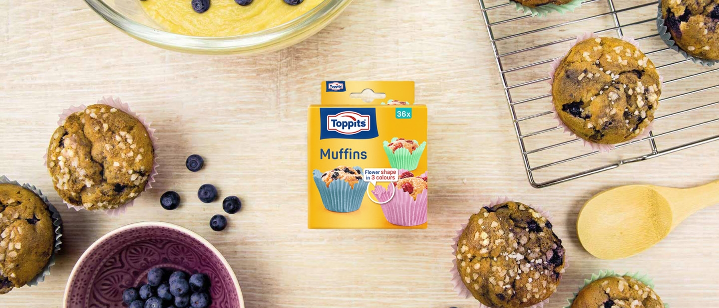 Muffinsdeg förbereds för blomformade muffinsformar från Toppits