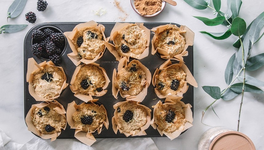 Muffinsplåt med stora muffins i formar av bakplåtspapper