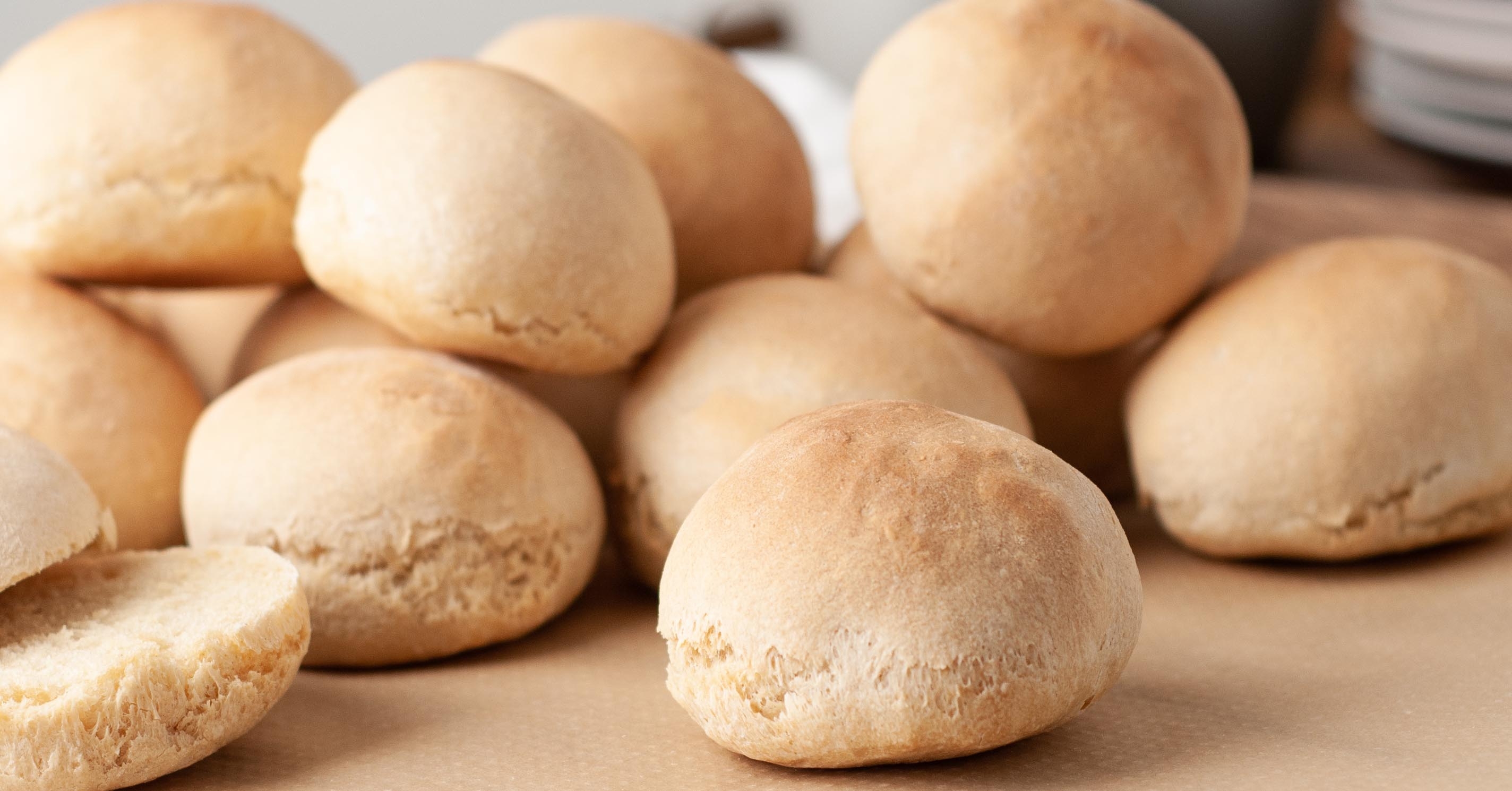 Nybakade frukostbullar på bakplåtspapper från Toppits