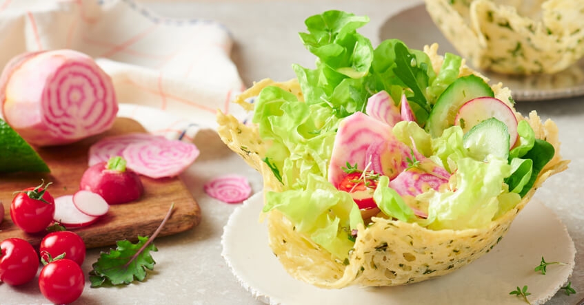 Parmesankorg fylld med vårsallad