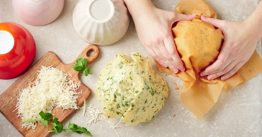 Parmesanost formas till parmesankorgar över en skål