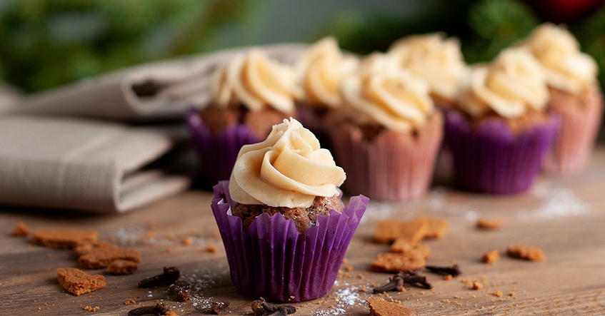 Pepparkaksmuffins med frosting på brynt smör