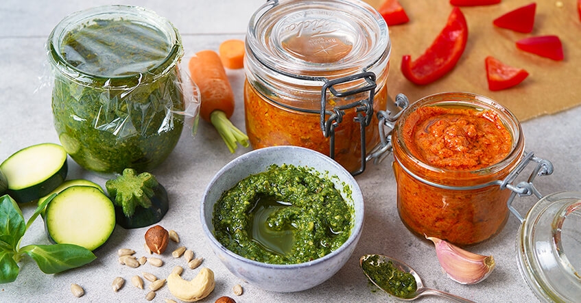 Pesto på grönsaker och sallad i glasbehållare med Toppits bakplåtspapper