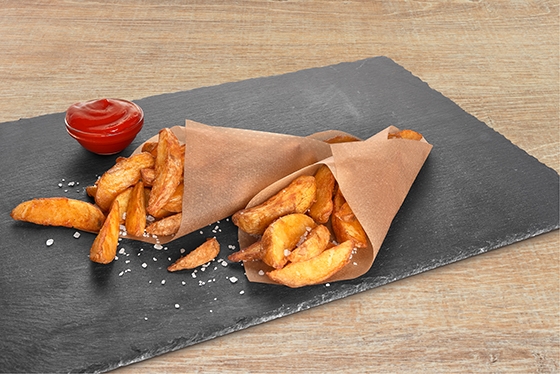 Pommes frites med ketchup på bakplåtspapper från Toppits®