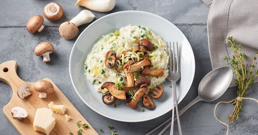 Risotto på tallrik med färsk svamp