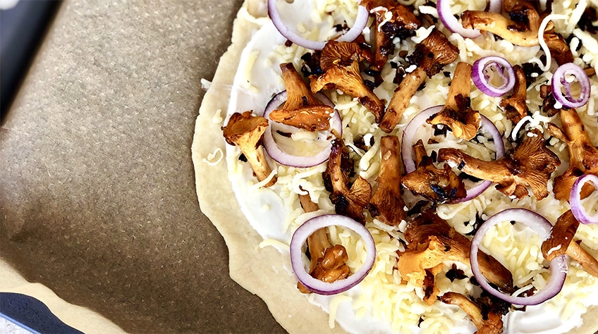 Ugnsbakad pizza med kantareller och crème fraiche