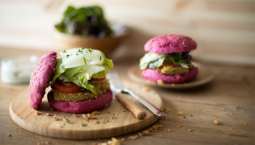 Veggieburgers med falafel och rödbeta med topping