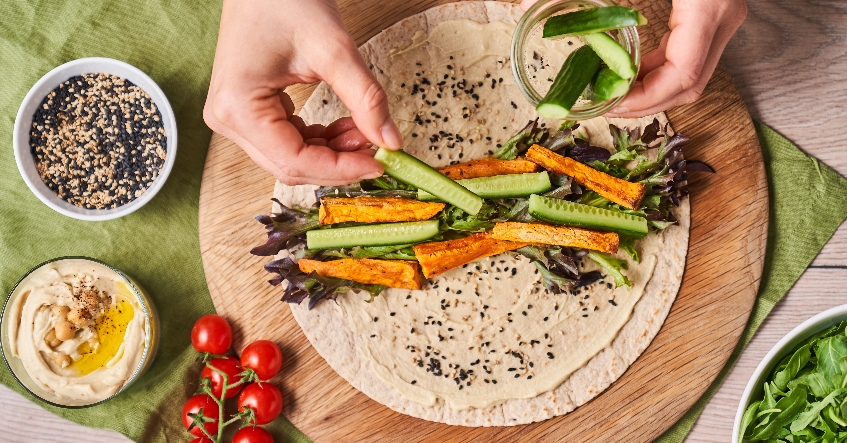 Wrap på tortillabröd med sötpotatis, hummus och ruccola