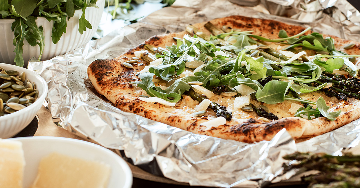 Grillad pizza med sparris